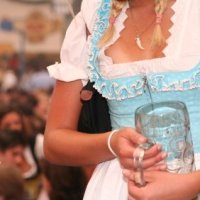 Oktoberfest-Playmate zieht sich aus